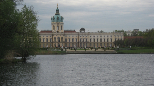 Schlossgebäude Schloss Charlottenburg, davor Teich