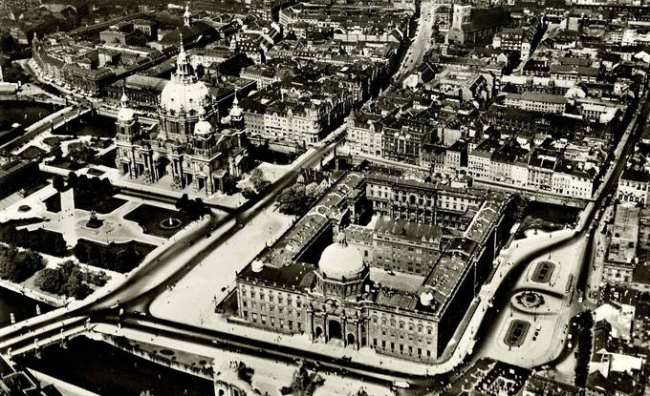Schwarz-Weiß-Luftaufnahme des Berliner Stadtschlosses